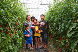青農章嘉宏一家人合影於「章魚蔬果溫室」。