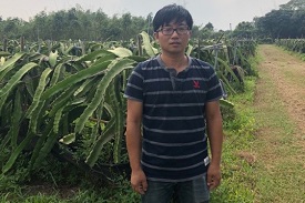 張祿棠先生與他的紅龍果園。