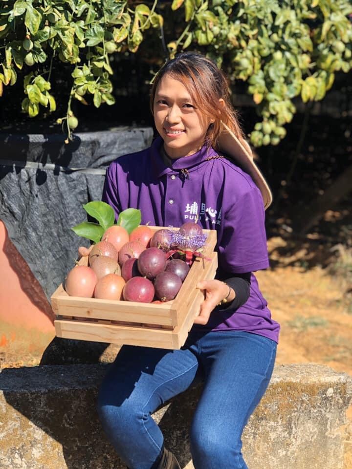擔任了10年的幼兒園教師詹雯馨，返回家鄉種植百香果，把吃苦當吃補，終於在2017年當選百大青農。