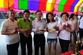 青農陳瀅淨(右二)參加2015臺灣瓜果暨米食嘉年華展售活動